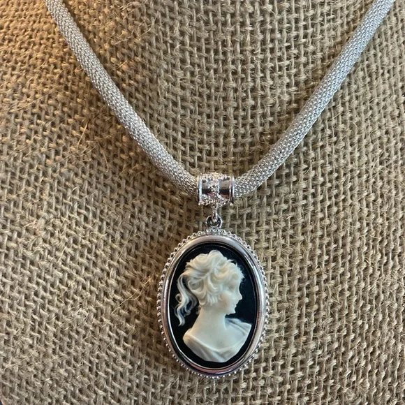 NWOT 1928 CLASSIC COLLECTION SIGNATURE BLACK FROST CAMEO PENDANT